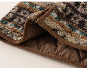 Gros plan du gilet en polaire à motif ethnique avec doublure matelassée et zip