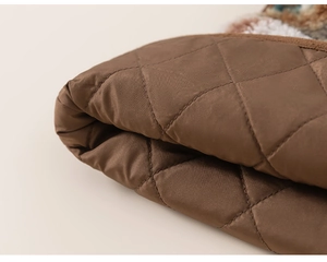 Détail du tissu matelassé marron avec coutures en losange et bordure épaisse pour enfant