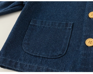 Detaillierte Nahaufnahme der dunkelblauen Denim-Textur mit Taschen und Vintage-Knöpfen