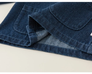 Detail eines dunkelblauen Jeanshemdes mit doppelten Brusttaschen und Köperbindung