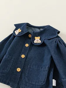 Dunkelblaue Jeansjacke für Mädchen mit Puppenkragen und gelben Knöpfen für Frühling