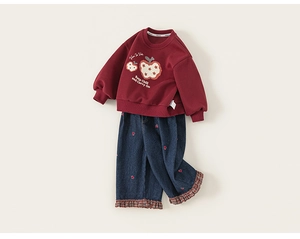 Detail van rood sweatshirt met appel en spijkerbroek met hartjes voor meisjes