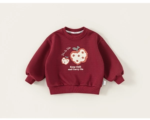 Detail van dieprode kindersweatshirt met appelprint en geribbelde ronde halslijn