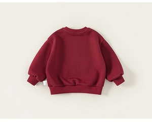 Achteraanzicht van donkerrode kindersweatshirt met geribbelde manchetten en zachte textuur