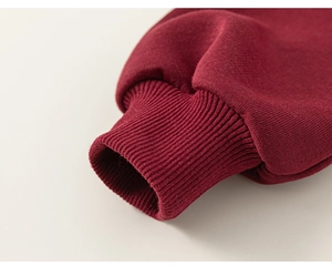 Detail van een bordeaux katoenen sweatshirt met hoogwaardige geribbelde manchetten en naden