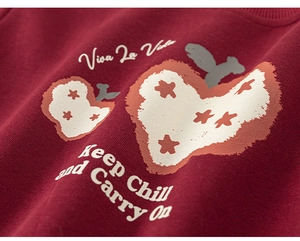 Detail van rood kindersweatshirt met hartjesprint en Viva La Vida tekstontwerp