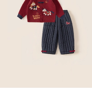Detail van rood gebreid vest met Chinese knopen en gewatteerde blauwe kinderbroek