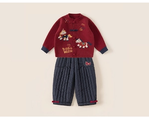 Detail van rood gebreid vest met Chinese knopen en blauwe gewatteerde broek set
