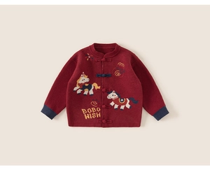 Detail van rood gebreid kindervest met Chinese knopen en gelukspaard borduurwerk