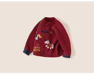 Detail van rode kindertrui in Chinese stijl met traditionele knopen en blauwe biesjes