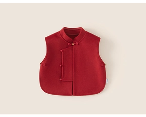 Détail du gilet rouge chinois pour enfants avec boutons traditionnels et col montant