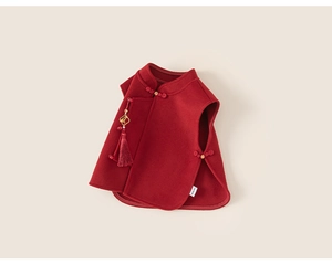 Détail du gilet traditionnel rouge pour filles avec col montant et décoration de gland
