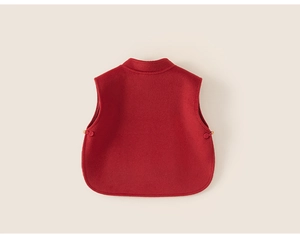 Détail du gilet rouge chinois pour filles avec boutons traditionnels et col montant