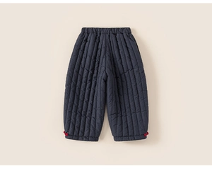 Detailopname van gewatteerde thermische kinderbroek in marineblauw met elastische taille