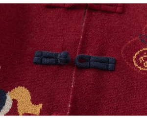 Detail van rode gebreide Nieuwjaarstrui met blauwe traditionele Chinese knopen