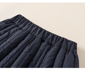 Detail van gewatteerde kinderbroek met elastische tailleband en verticale stiksels