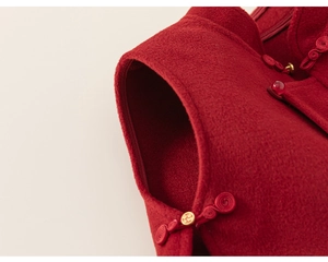 Détail du gilet rouge de style chinois avec tissu épais et nœuds faits à la main