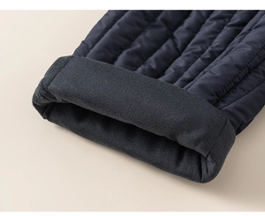 Detail van winddichte donkerblauwe gewatteerde stof met elastische ribboorden aan de set