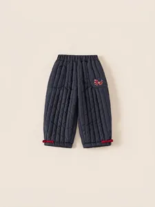 Gewatteerde donkerblauwe kinderbroek voor de winter met borduursel en rode strikken
