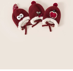 Détail de bonnets tricotés rouge foncé pour bébés avec décorations et doublure polaire