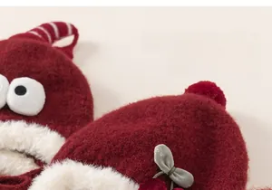 Texture détaillée des bonnets tricotés rouges pour enfants avec yeux et nœuds