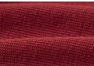 Gros plan sur le tricot épais rouge foncé doux pour bonnet d'hiver protège-oreilles enfant