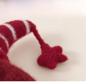 Gros plan du bonnet d'hiver rouge épais avec texture douce et détail d'étoile blanche