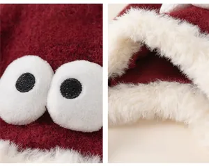 Gros plan du bonnet rouge épais en tricot avec doublure peluche et détails de grands yeux