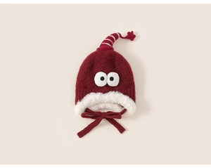 Détail du bonnet d'hiver tricoté pour bébé avec fourrure synthétique et yeux de cartoon