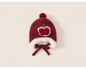 Détail du bonnet tricoté rouge pour bébé avec broderie pomme, dentelle et doublure polaire