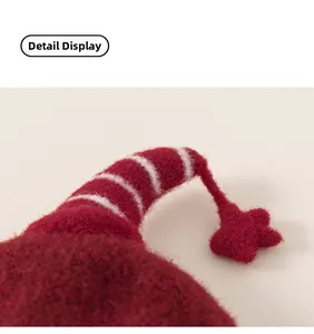 Gros plan d'un bonnet en tricot rouge épais avec texture pelucheuse et détail d'étoile