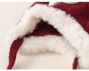 Détail du bonnet en tricot bordeaux avec cache-oreilles et doublure en fausse fourrure
