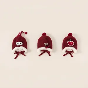 Lot de trois bonnets d'hiver tricotés rouges pour bébés avec motifs de fruits et d'yeux