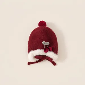 Bonnet en tricot bordeaux pour bébé avec protège-oreilles et bordure en fausse fourrure
