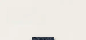 Vue détaillée du jean pour enfant avec une taille élastique pour un confort accru