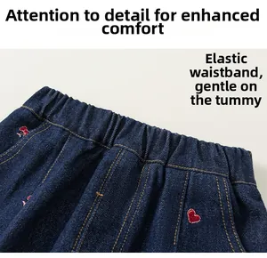 Détail de la taille élastique du jean enfant bleu foncé avec broderie cœur rouge