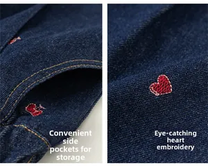 Gros plan d'un jean pour filles avec poches latérales et broderies de cœurs rouges