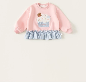 Detail van roze meisjessweatshirt met berenborduursel en blauw geblokte ruches aan de zoom