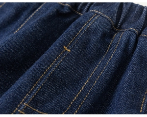 Détail de pantalon en jean pour fille montrant la taille élastique et surpiqûres