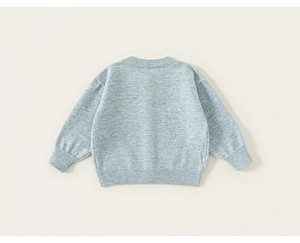 Detail van blauw gebreid meisjesvest met geribbelde manchetten en een ronde halslijn