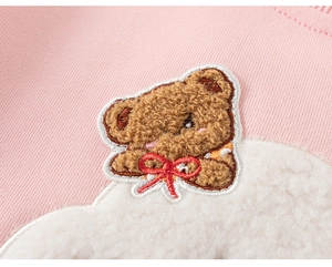 Detail van roze peutersweatshirt met schattig geborduurde beer en zachte fleece applicatie
