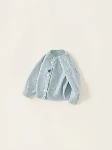Zachtblauwe gebreide cardigan voor meisjes met unieke decoratieve knopen