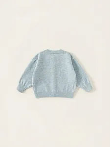 Blauw gebreid babyvest met geribbelde boorden, achteraanzicht op crème achtergrond