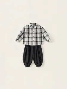 Jungen-Set mit schwarz-weißem Karohemd und passender Laternenhose für den Herbst