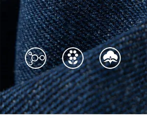 Vista macro della trama del tessuto denim blu scuro per jeans da bambina morbidi
