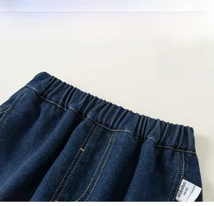 Dettaglio dei pantaloni in denim per bambina con vita elastica e tessuto di cotone