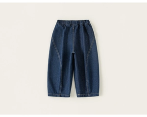 Dettaglio dei jeans blu scuro con elastico in vita e cuciture a contrasto arancioni