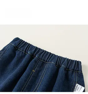 Dettaglio dei pantaloni in denim per bambine con vita elastica e cuciture rinforzate