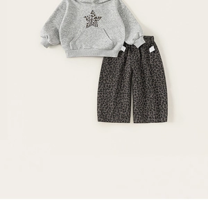 Detailansicht grauer Kinder-Hoodie mit Leoparden-Stern und passender weiter Hose
