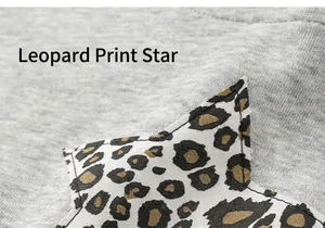 Detailaufnahme eines grauen Kinder-Hoodies mit einem Leoparden-Stern-Patch und feiner Naht